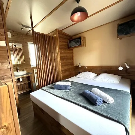 Moderne Piscine Commune Activites Dans Le Domaine Lejlighed